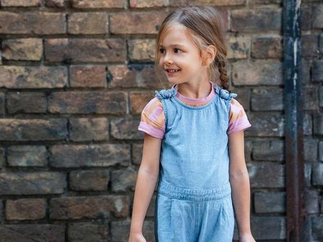 5 παιδικά jumpsuits που θα φορέσουν τα παιδιά τους πρώτους μήνες στο σχολείο