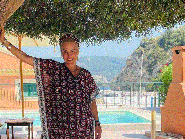 Η Τζένη Μπότση στην παραλία με την κόρη της - Τα εντυπωσιακά παιχνίδια της Αλίκης στο νερό