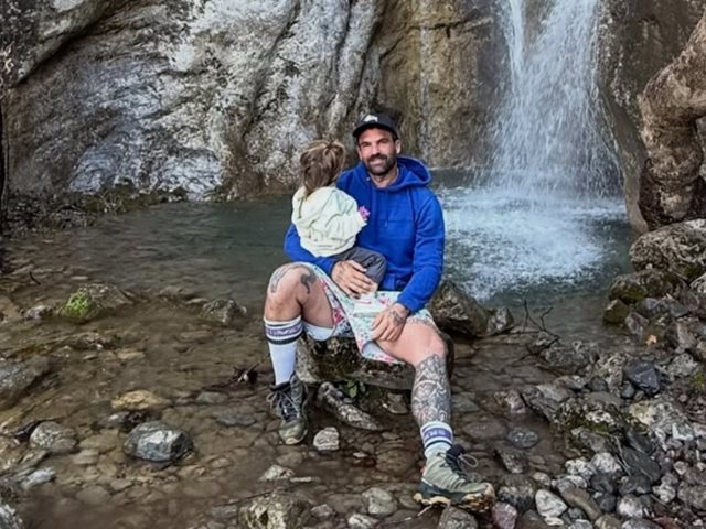 Πάρης Αλεξάνδρου: Μαθήματα με τη δασκάλα του στο σπίτι- Η φωτογραφία του μπαμπά του, Δημήτρη Αλεξάνδρου