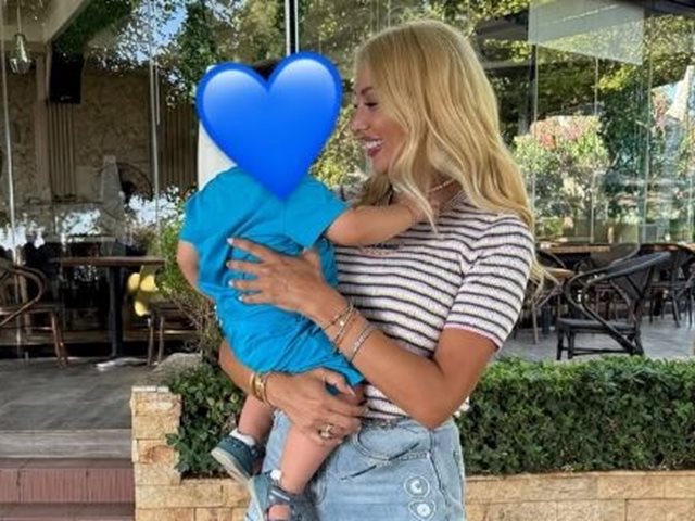 Το ηλιοβασίλεμα της Κωνσταντίνας Σπυροπούλου αγκαλιά με τον γιο της