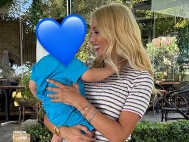 "Είχε μία αντίδραση από το εμβόλιο. Είμαστε κάπως": Η Κωνσταντίνα Σπυροπούλου για τον μικρότερο γιο της