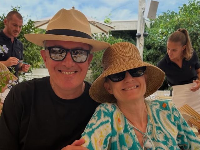 Ο Νίκος Χατζηνικολάου φωτογραφίζει την Κρίστη Τσολακάκη και την κόρη τους ενώ κάνουν ιππασία