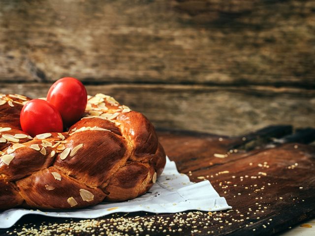 Μυρωδάτο και αφράτο πολίτικο τσουρέκι από τον Στέλιο Παρλιάρο