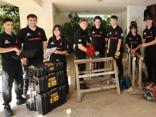 Pyroneers: Μια παρέα μαθητών αναδείχτηκε σε μια πρωτοπόρα ομάδα ρομποτικής και οι γονείς τους ανέλαβαν ρόλο μάνατζερ!