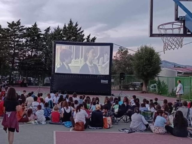 Δήμος Αθηναίων: Δωρεάν προβολές παιδικών ταινιών σε προαύλια σχολείων για παιδιά και γονείς