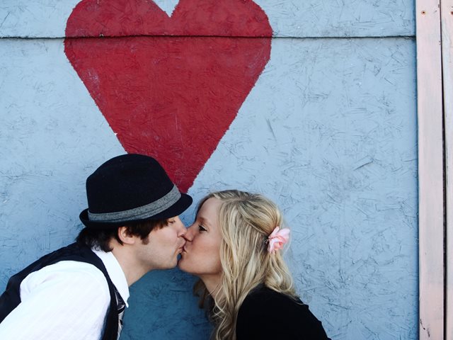 Γιατί φιλιόμαστε; Η απάντηση κρύβεται σε μια ιστορία 20 εκατομμυρίων ετών