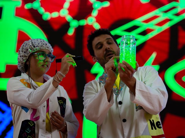 Big Van Ciencia: Οι επιστήμονες-κλόουν που έκαναν τις ερωτήσεις των παιδιών μια βραβευμένη, βιωματική παράσταση