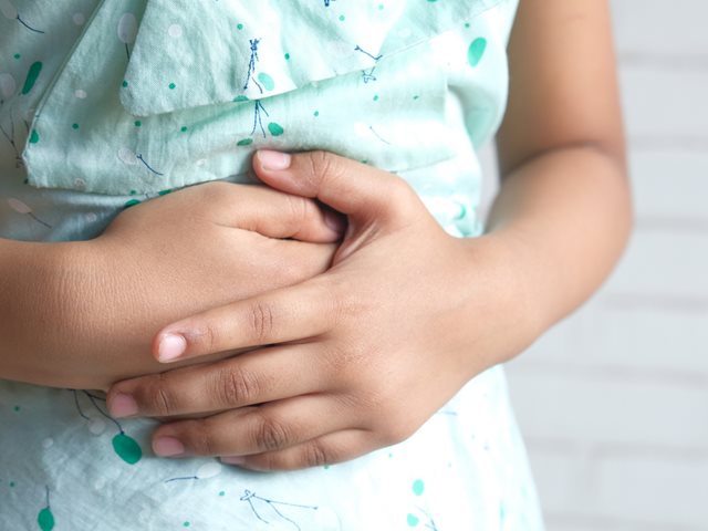 Πονάει η κοιλιά του παιδιού: Πότε πρέπει να πάμε στον γιατρό;