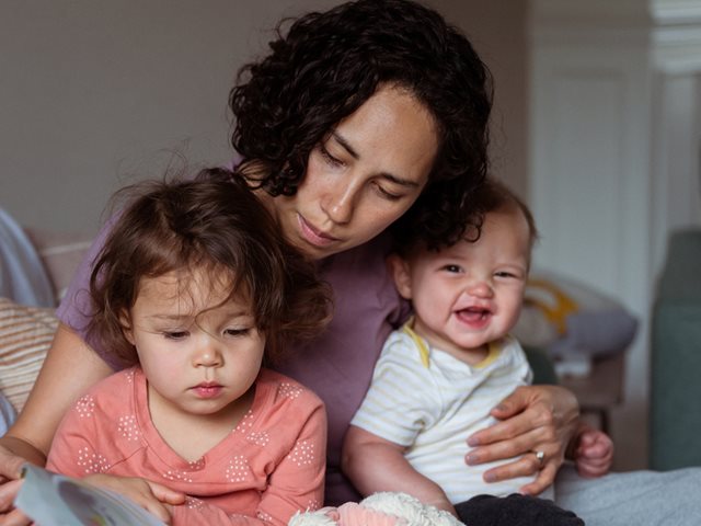 Πώς με τον ερχομό του δεύτερου παιδιού μας η ρουτίνα πήγε περίπατο