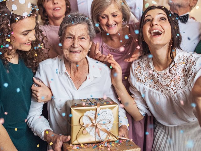Baby shower για τη γιαγιά- Η νέα τάση που έχει ήδη προκαλέσει διαφωνίες