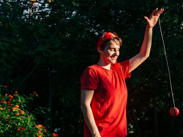 "Ο κόσμος που θέλουν τα παιδιά": Η Σοφία Σίμου μιλά για το Γαϊτανάκι και την αληθινή φωνή των παιδιών στη γραφή της Ζωρζ Σαρή