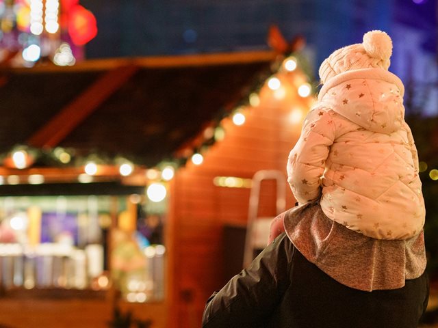 Το Χριστουγεννιάτικο Σπιτάκι του Συλλόγου "Εθελοντούμε" στο Πεδίον του Άρεως γεμίζει χρώματα, μουσικές και χαμόγελα