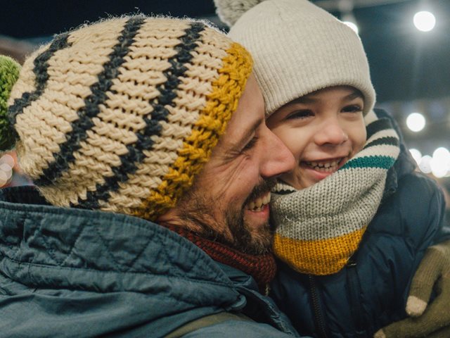 Η viral ιστορία ενός 7χρονου αγοριού που μάζευε χρήματα για να "αγοράσει" λίγες ώρες με τον πατέρα του