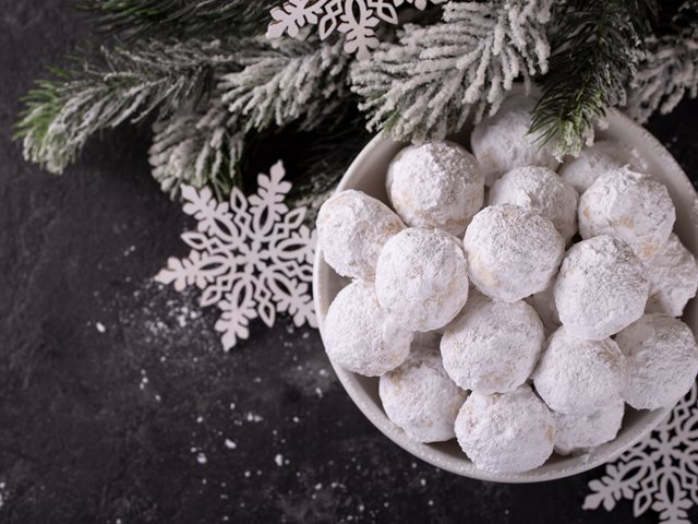 Τα top μυστικά για αφράτους κουραμπιέδες: Πώς θα πετύχεις το αγαπημένο χριστουγεννιάτικο γλυκό