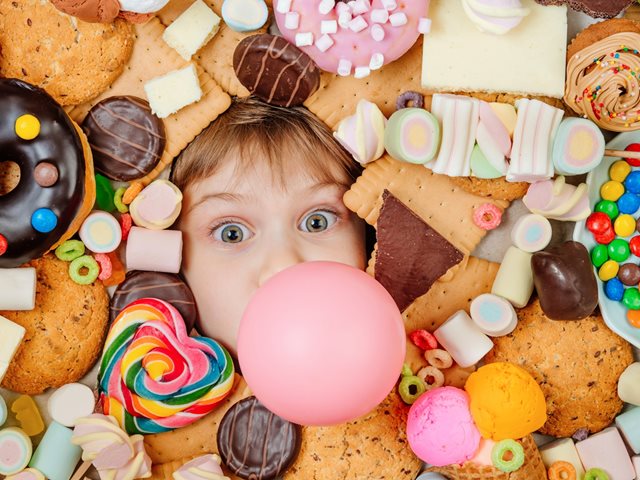 Γιατί δεν πρέπει να επιτρέπουμε στα παιδιά να βλέπουν διαφημίσεις πρόχειρου φαγητού;