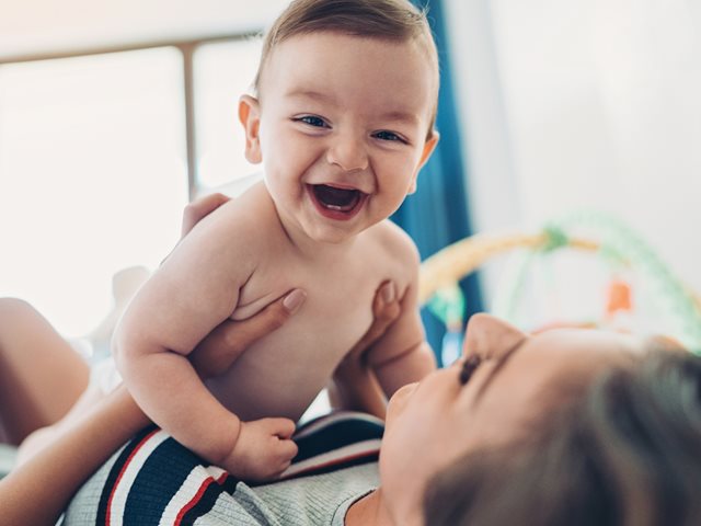 Τι πρέπει να κάνει ένα μωρό 6 μηνών