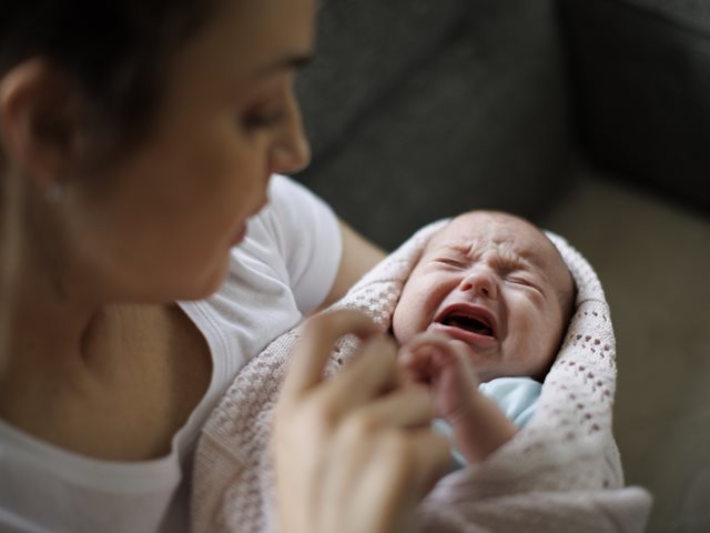 7 σωτήρια tips για τις στιγμές που το μωρό κλαίει (και δεν μπορείς να το σταματήσεις)