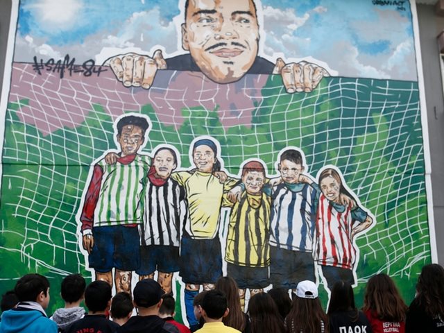 Σε αυλή νηπιαγωγείου στη Χαριλάου το μνημείο για τον Άλκη Καμπανό