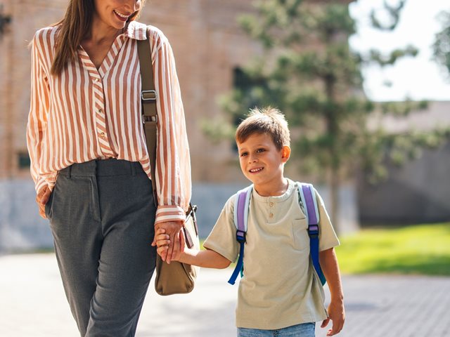 Back to school: 10 γρήγορα και stylish looks για το πρωινό drop-off στο σχολείο