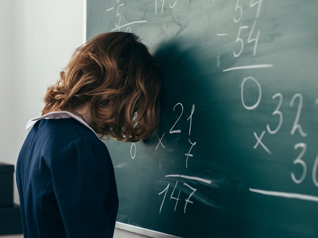 Πλήξη, κόπωση ή άγχος; Γιατί το παιδί δεν συγκεντρώνεται στο μάθημα και πώς να το βοηθήσεις