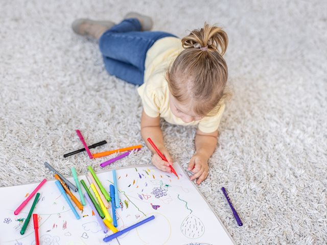 Πώς θα καθαρίσεις τους επίμονους λεκέδες στο χαλί με απορρυπαντικό ρούχων