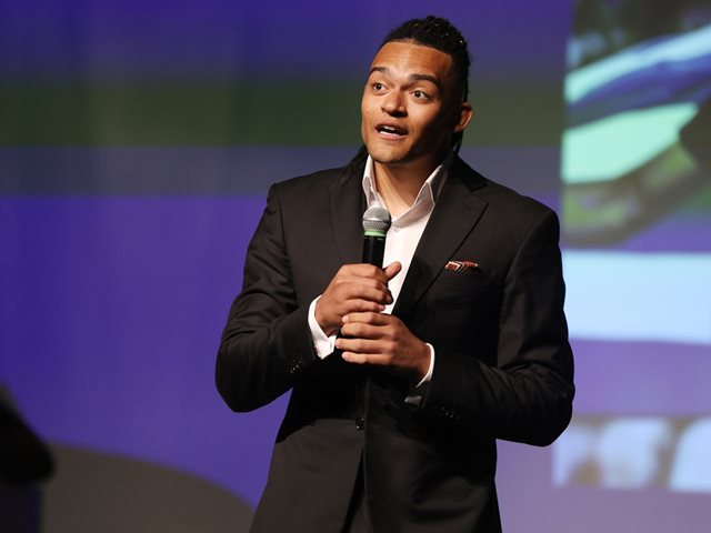 Εμμανουήλ Καραλής: "Για κάποια παιδιά στο σχολείο εγώ και η αδερφή μου ήμασταν απλώς τα μαυράκια"