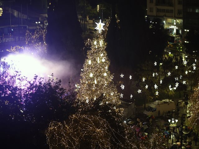 Η Αθήνα φόρεσε τα γιορτινά της- Η φωταγώγηση του Χριστουγεννιάτικου δέντρου στο Σύνταγμα