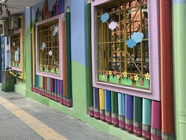 Ένα νηπιαγωγείο σαν παραμύθι: Η εικαστική παρέμβαση με γιγαντιαία μολύβια σε νηπιαγωγείο της Θεσσαλονίκης που χαρίζει ενέργεια και χρώμα