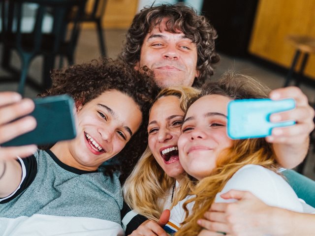 Εφηβεία: Όταν το σπίτι γίνεται το "στέκι" των παιδιών σου (και γιατί αυτό είναι καλό)