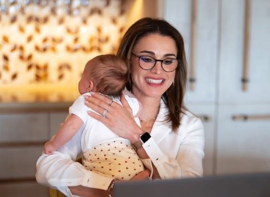 "Με την Amina μου": Η Ράνια της Ιορδανίας μάς δείχνει την 8 μηνών εγγονή της