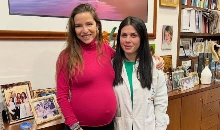 "Εκείνη που με πήρε αγκαλιά όταν έχασα το δεύτερο μωρό": Οι ευχές της Εριέττας Κούρκουλου στη μαία της