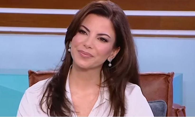 Ίδια με τη μαμά της: Η κόρη της Αντελίνας Βαρθακούρη χορεύει με την κούκλα μαμά της