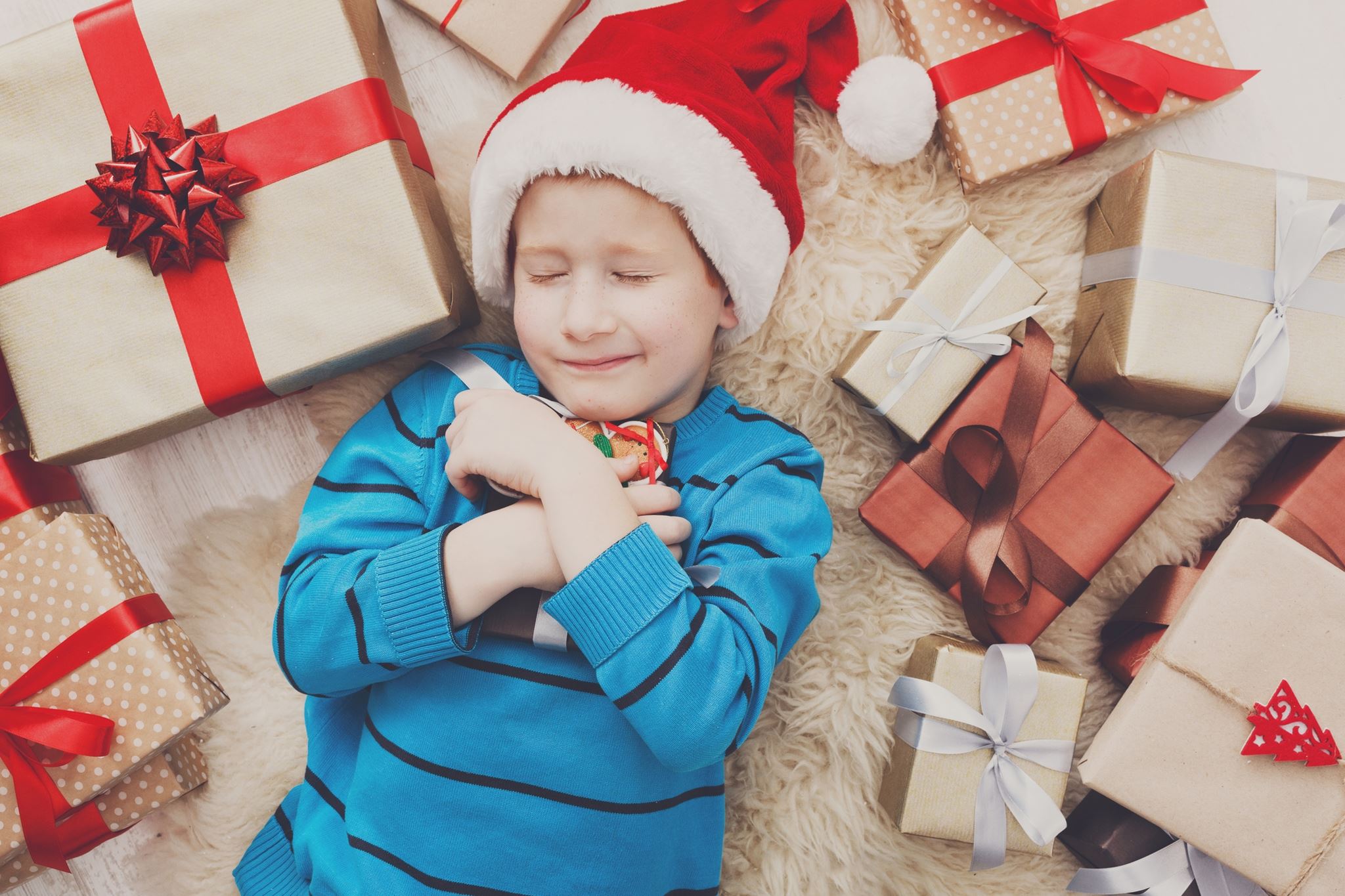 Τι πραγματικά μαθαίνουν τα Χριστούγεννα στα παιδιά για τα χρήματα;