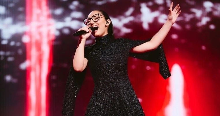Η συγκινητική "γιαγιαδίστικη" κίνηση της γιαγιάς της Κλαυδίας όταν την είδε στη σκηνή της Eurovision