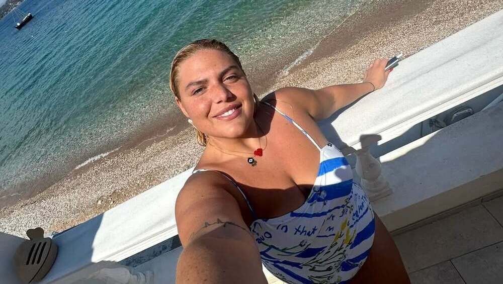Η Δανάη Μπάρκα φωτογραφίζεται αγκαλιά με τη βαφτιστήρα της - Το σπάνιο στιγμιότυπο