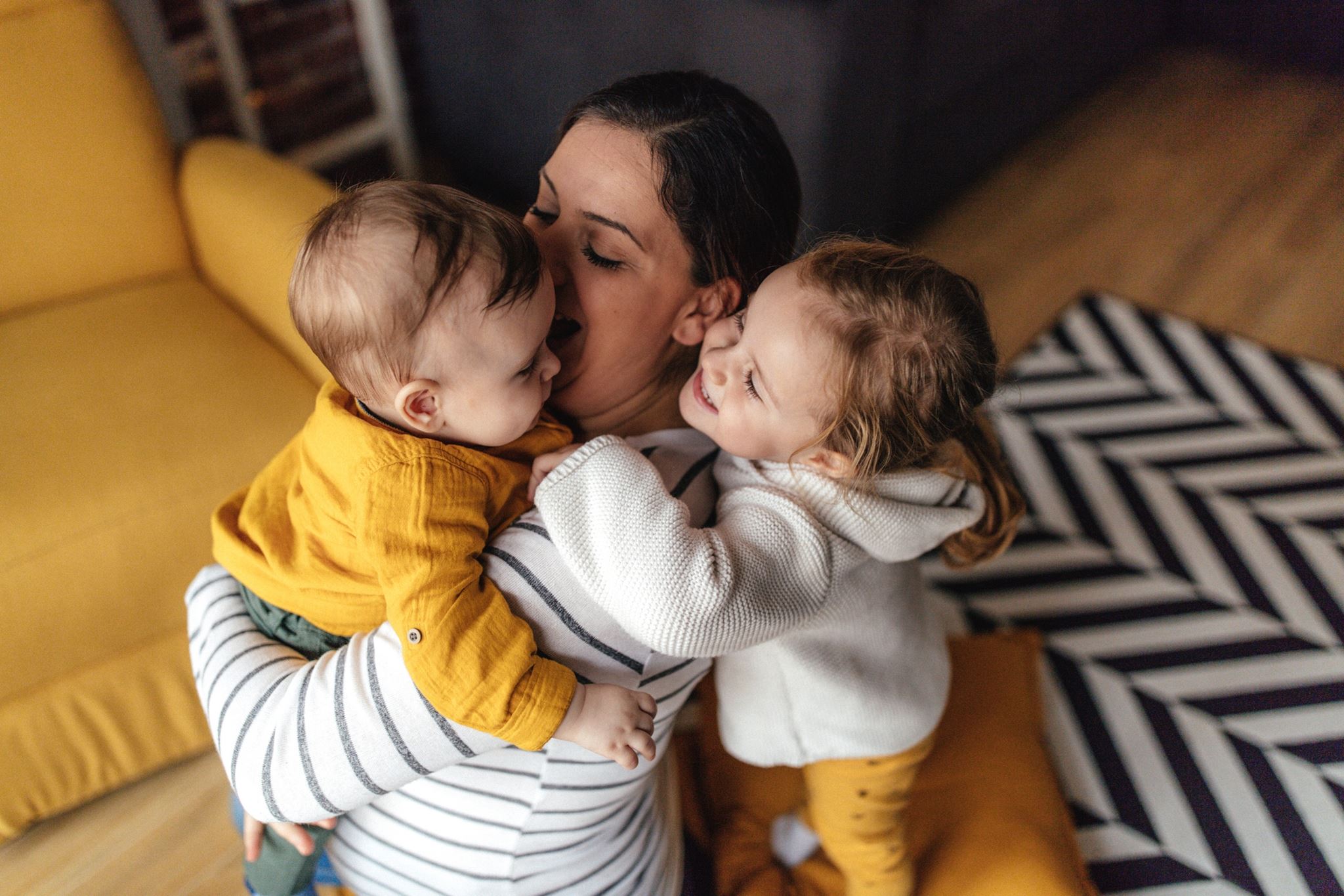 Όταν όλοι έχουν άποψη: Πώς να επιβιώσεις από τις κακές συμβουλές για το μωρό σου