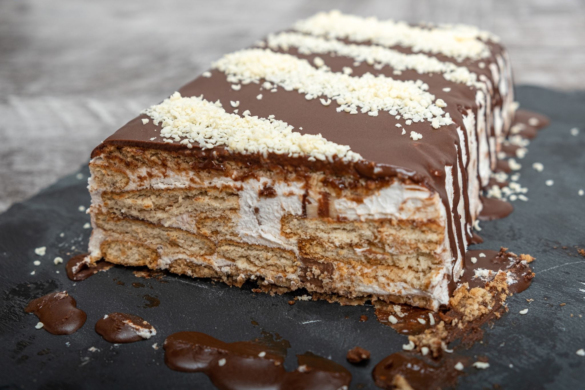 Μπισκοτογλυκό σαν cheesecake- Η εύκολη συνταγή με γκανάζ σοκολάτας