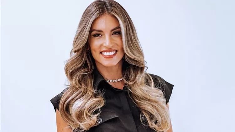 Στο γιορτινό σαλόνι της Αθηνάς Οικονομάκου: Η Σιέννα Μιχοπούλου στολίζει το χριστουγεννιάτικο δέντρο