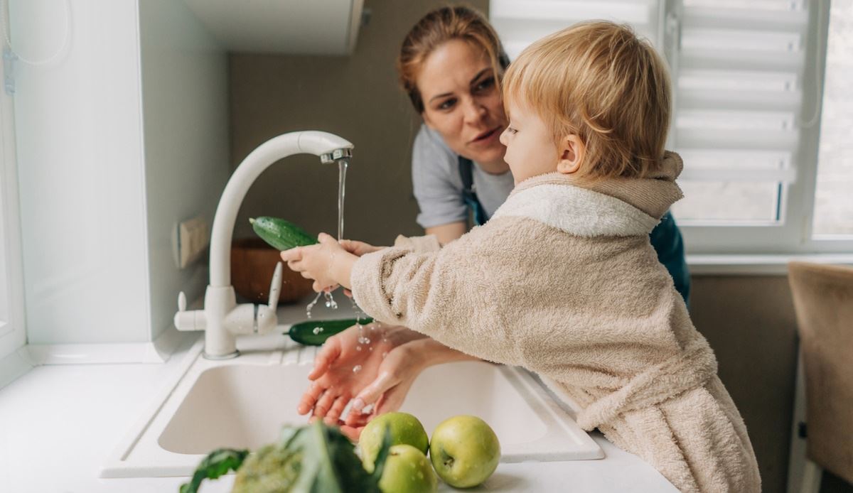 Το κάνεις κι εσύ λάθος; Πώς πρέπει να πλένεις τα φρούτα για να απαλλαγείς από τα φυτοφάρμακα