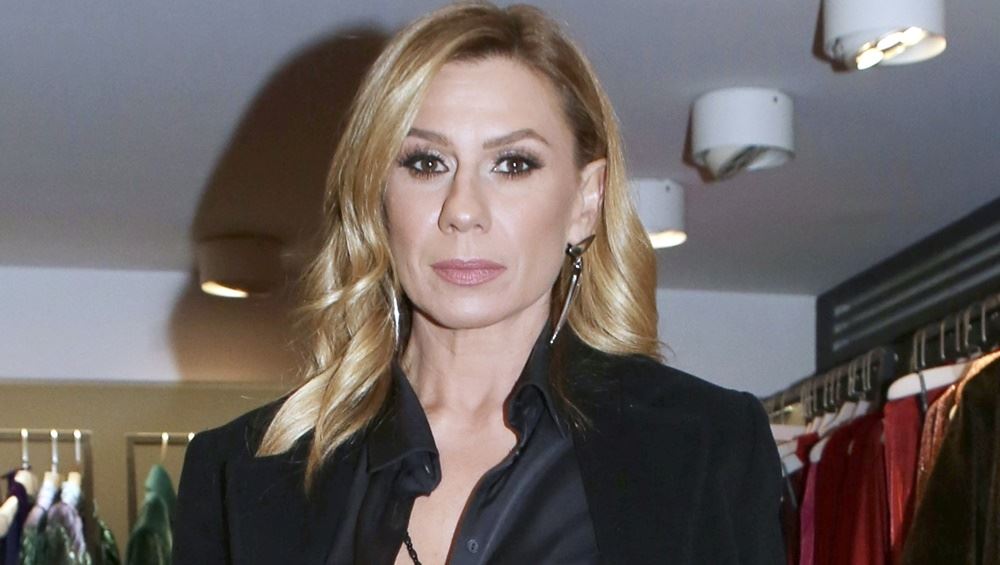 Με φαρδιά ρούχα και ξυρισμένα μαλλιά - Η Κατερίνα Καραβάτου φωτογραφίζει την κόρη της, Αέλια
