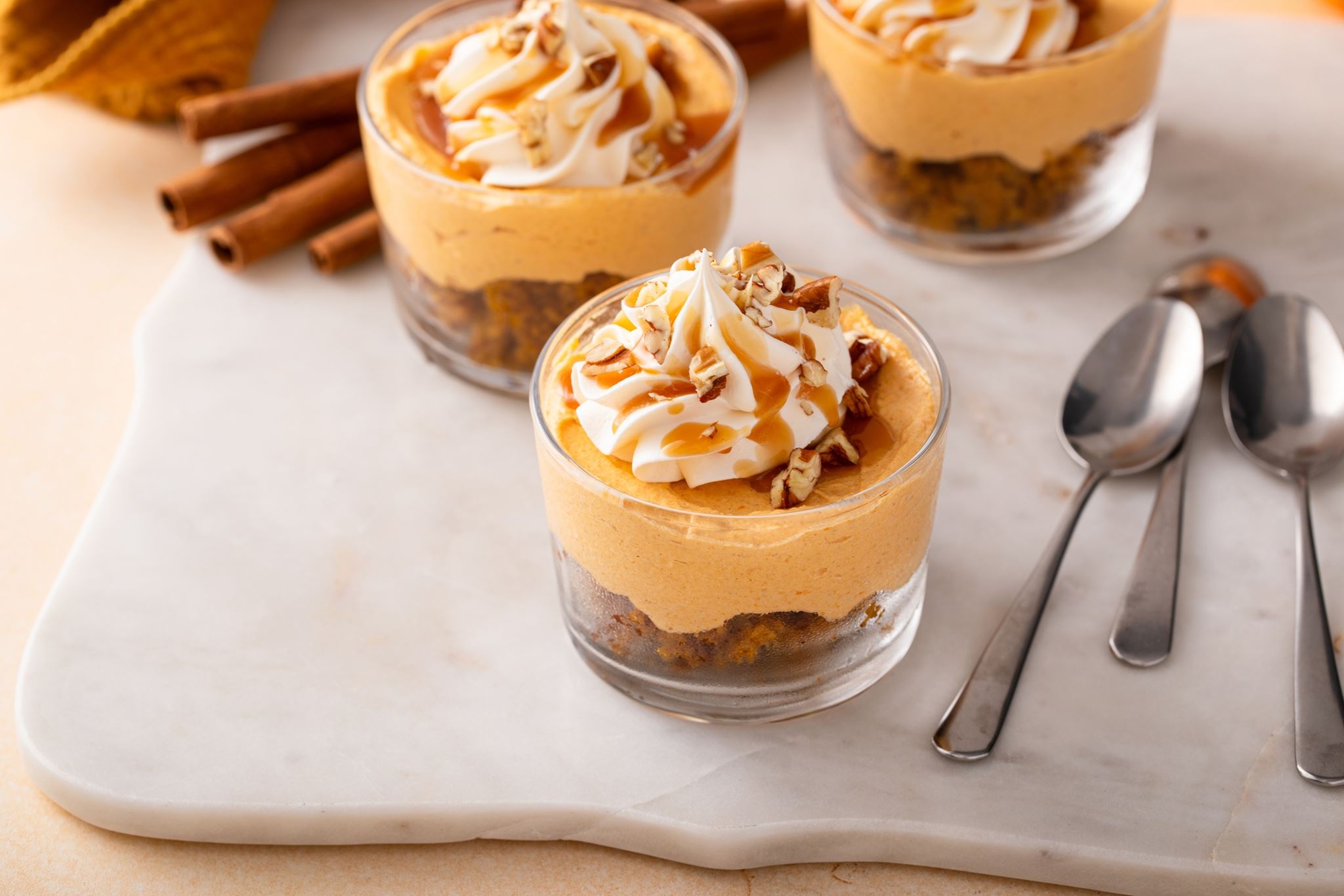 Μόνο 3 υλικά: Λαχταριστά, mini cheesecakes καραμέλας χωρίς ψήσιμο