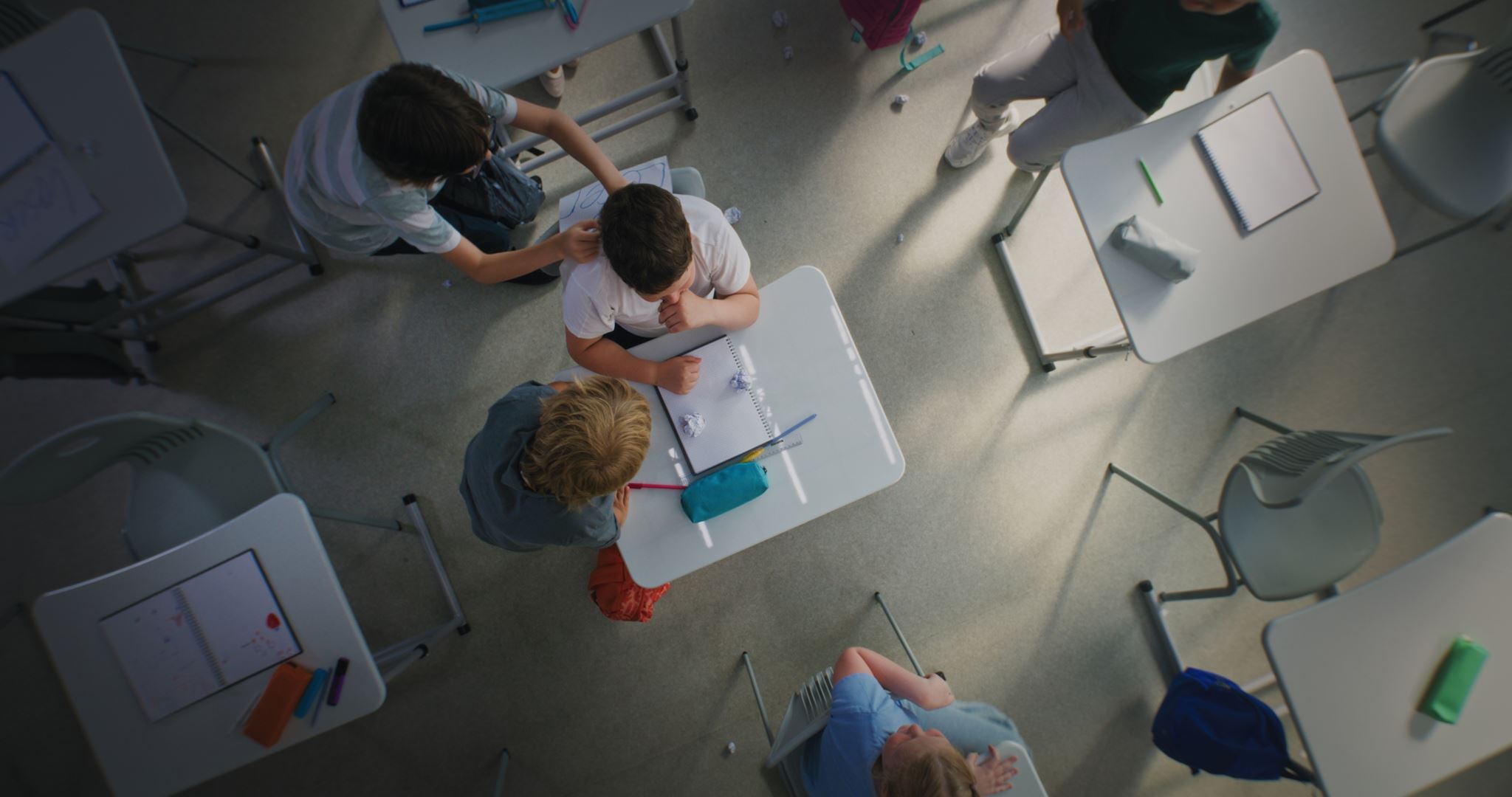 "Κανείς δεν μίλησε": Το κοινωνικό πείραμα ενός δασκάλου που αποκάλυψε γιατί η αδικία επιβιώνει