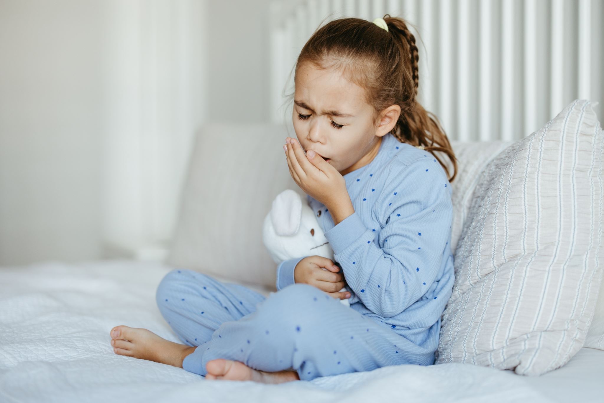 Γιατί ο βήχας στα παιδιά μπορεί να κρατήσει εβδομάδες; Τι είναι φυσιολογικό και τι όχι