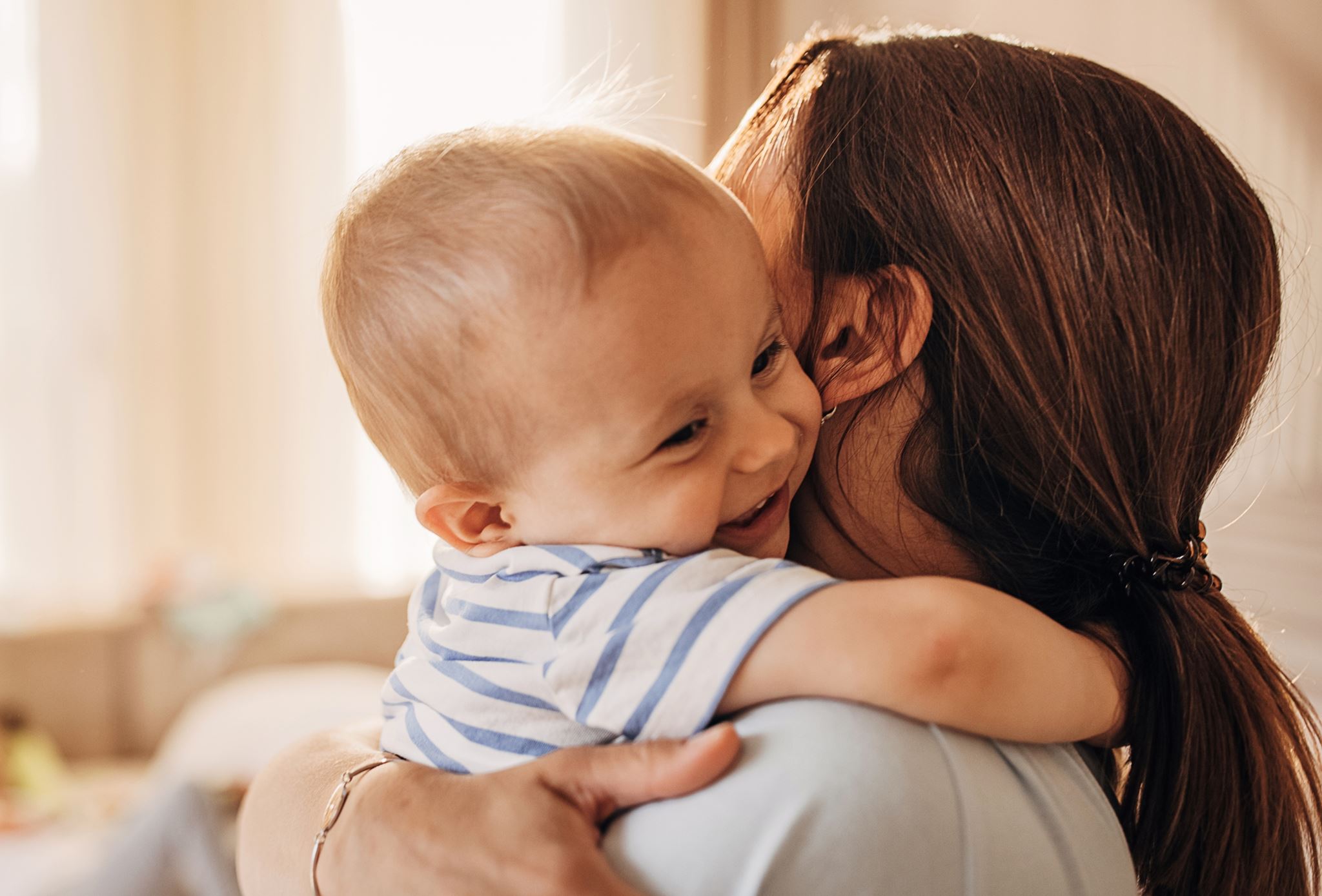 Παγκόσμια Ημέρα Αγκαλιάς: Η αγκαλιά λέει στο παιδί "εδώ υπάρχει ασφάλεια"