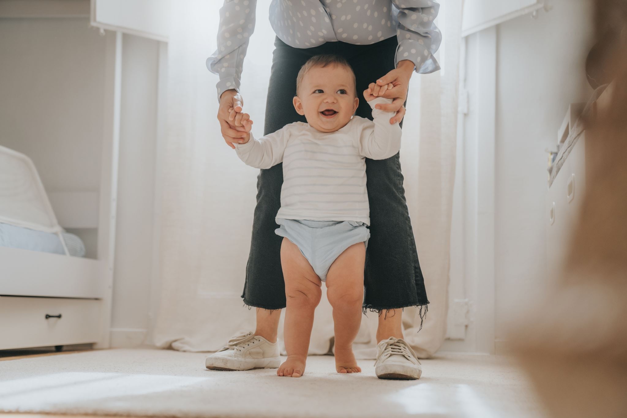 Το κόλπο με τα λάιμ: Χρειαζόμαστε πραγματικά ένα viral hack για να βοηθήσουμε τα παιδιά μας να περπατήσουν;