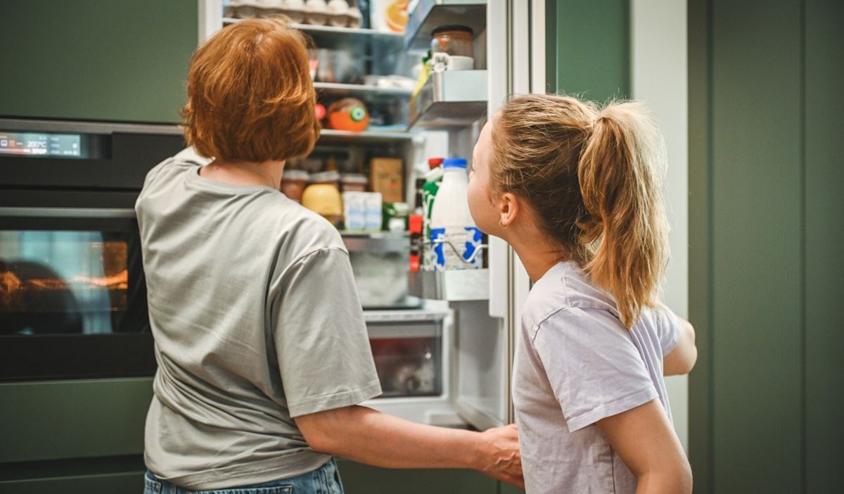 Μήπως τοποθετείς λάθος τα τρόφιμα στο ψυγείο; H κακή συνήθεια που σπαταλάει χώρο και χρήμα