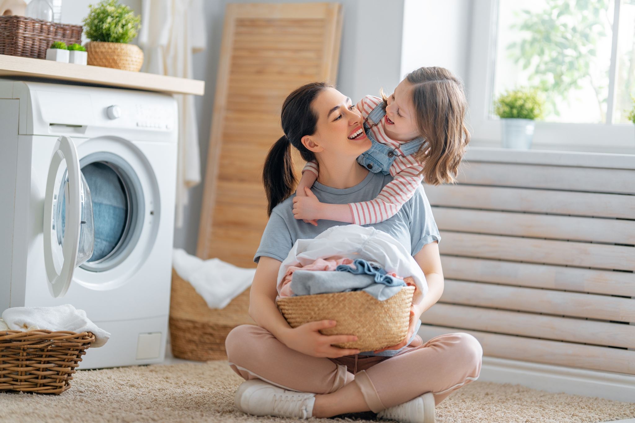 Λεκές από λάδι στα παιδικά ρούχα; Τα tips των μαμάδων για να μην μείνει για πάντα