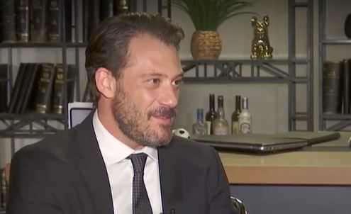 Αντίνοος Αλμπάνης: " Οι γονείς μας έκαναν άθελά τους λάθη, αλλά αυτά τα λάθη τα κουβαλάμε εμείς"