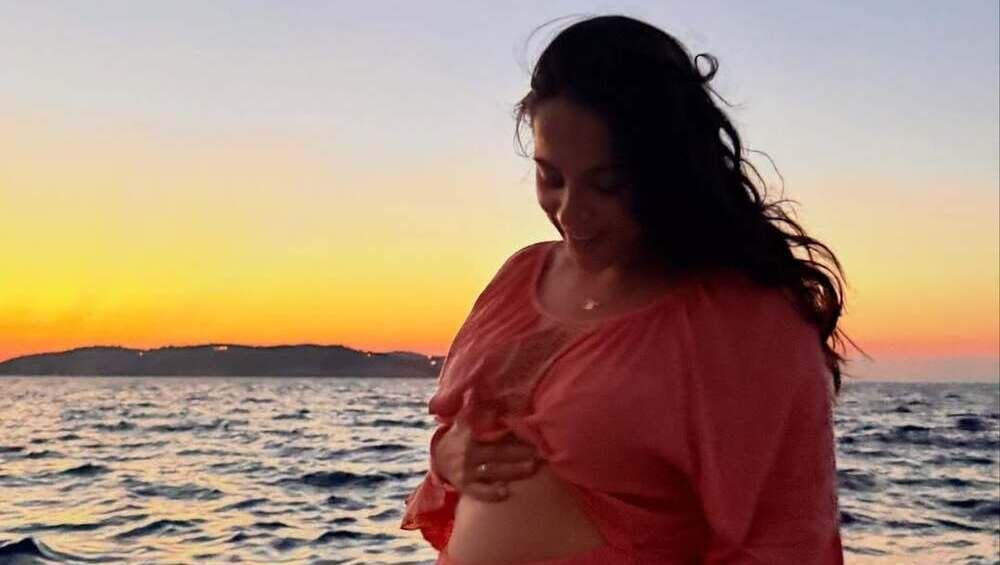 Η Ευλαμπία Ρέβη ανακοίνωσε επίσημα την εγκυμοσύνη της (Φωτογραφίες)