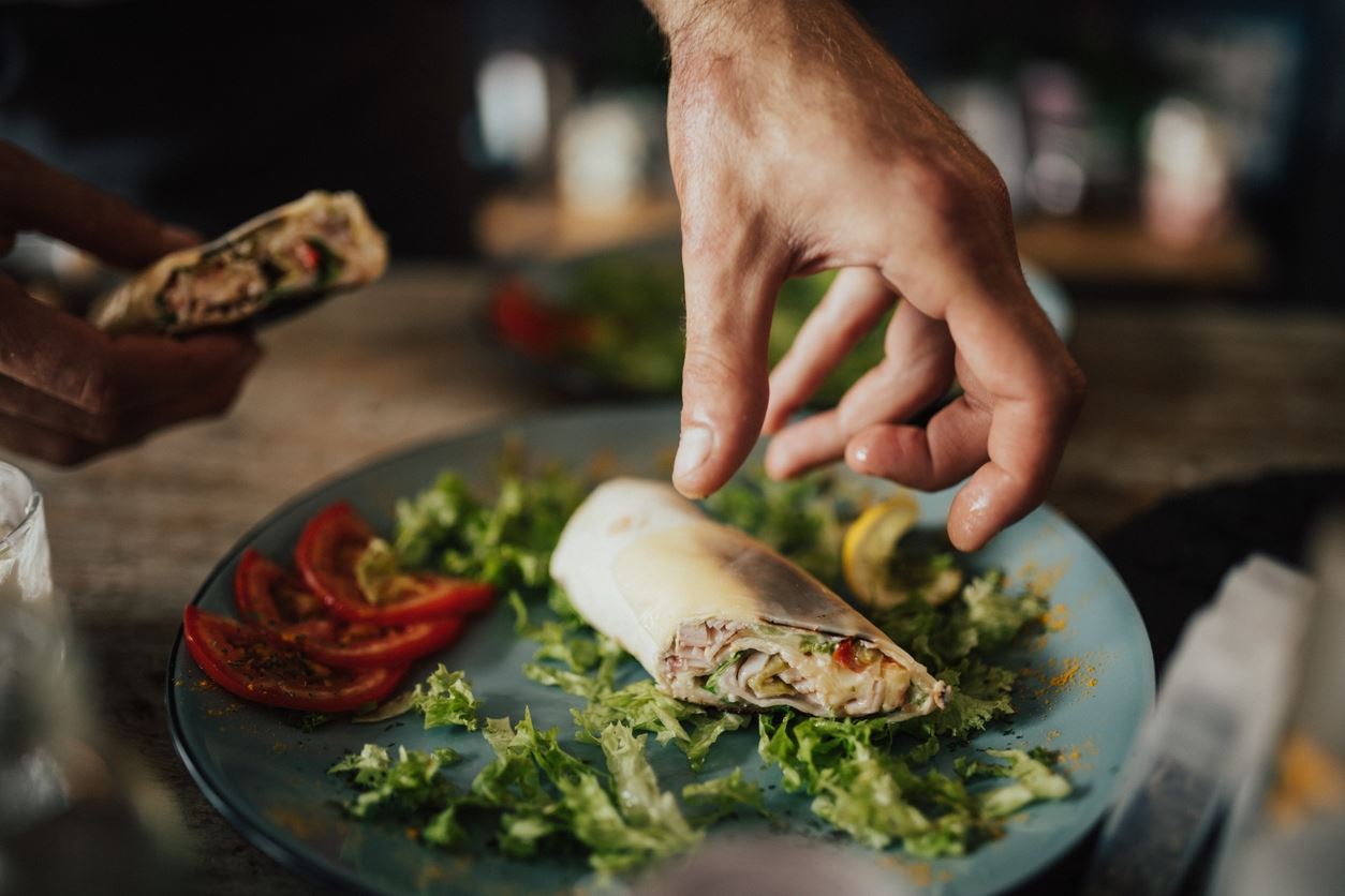 Αυτό το wrap με κοτόπουλο είναι έτοιμο σε 10' και το πιο λαχταριστό βραδινό στιγμής που μπορείς να φτιάξεις